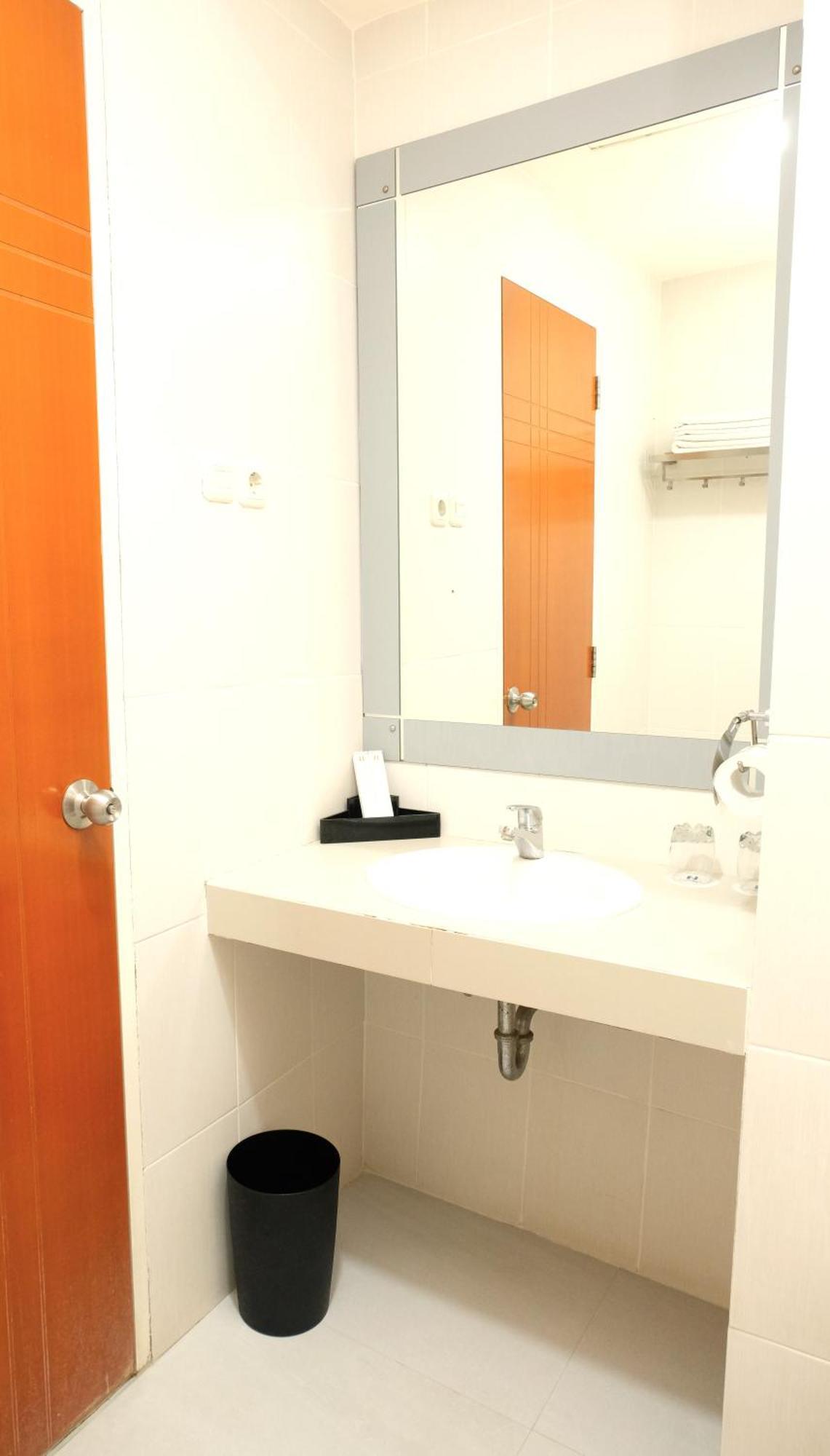 Halogen Hotel Airport Surabaya Сідоарджо Екстер'єр фото