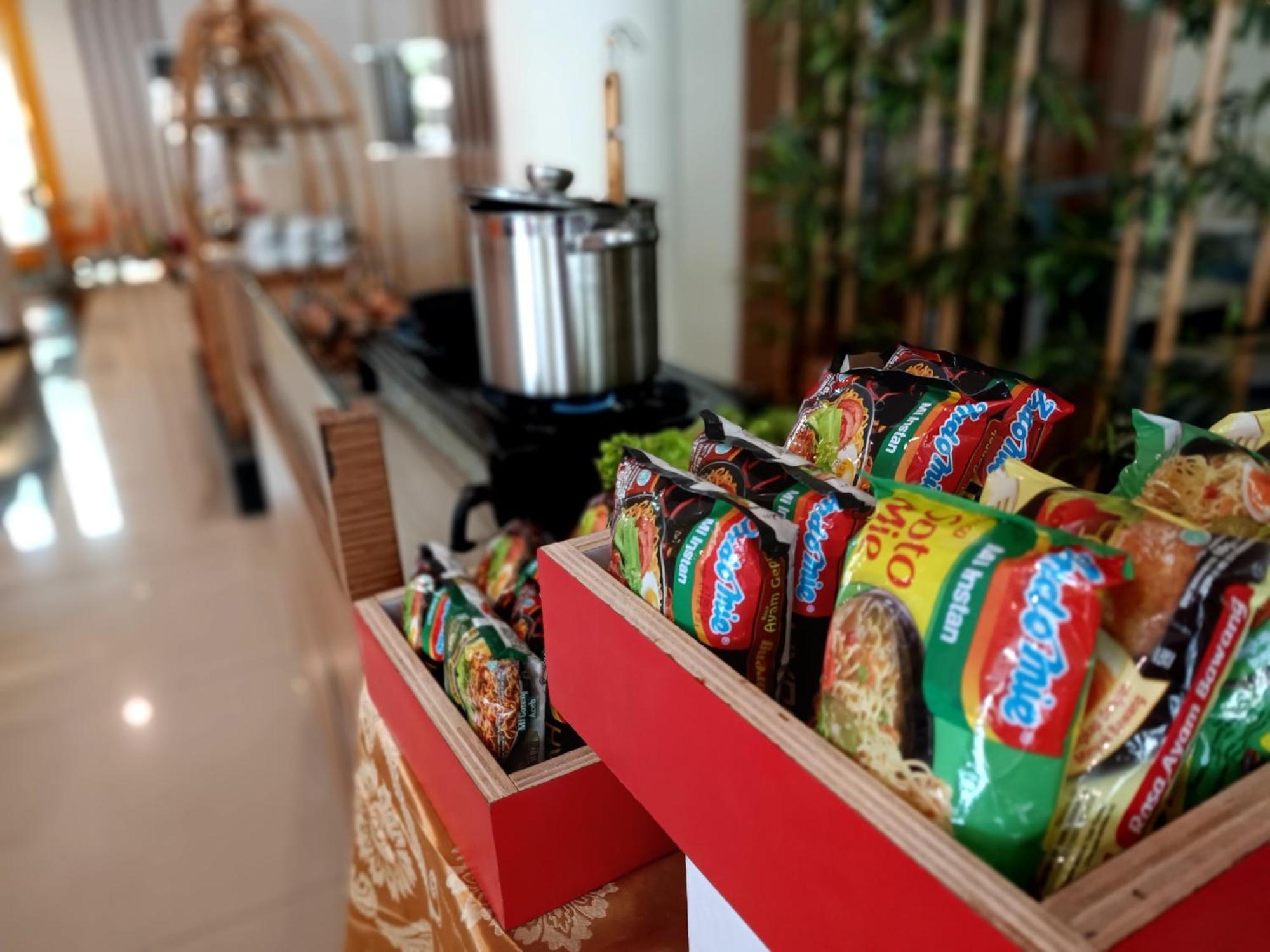 Halogen Hotel Airport Surabaya Сідоарджо Екстер'єр фото