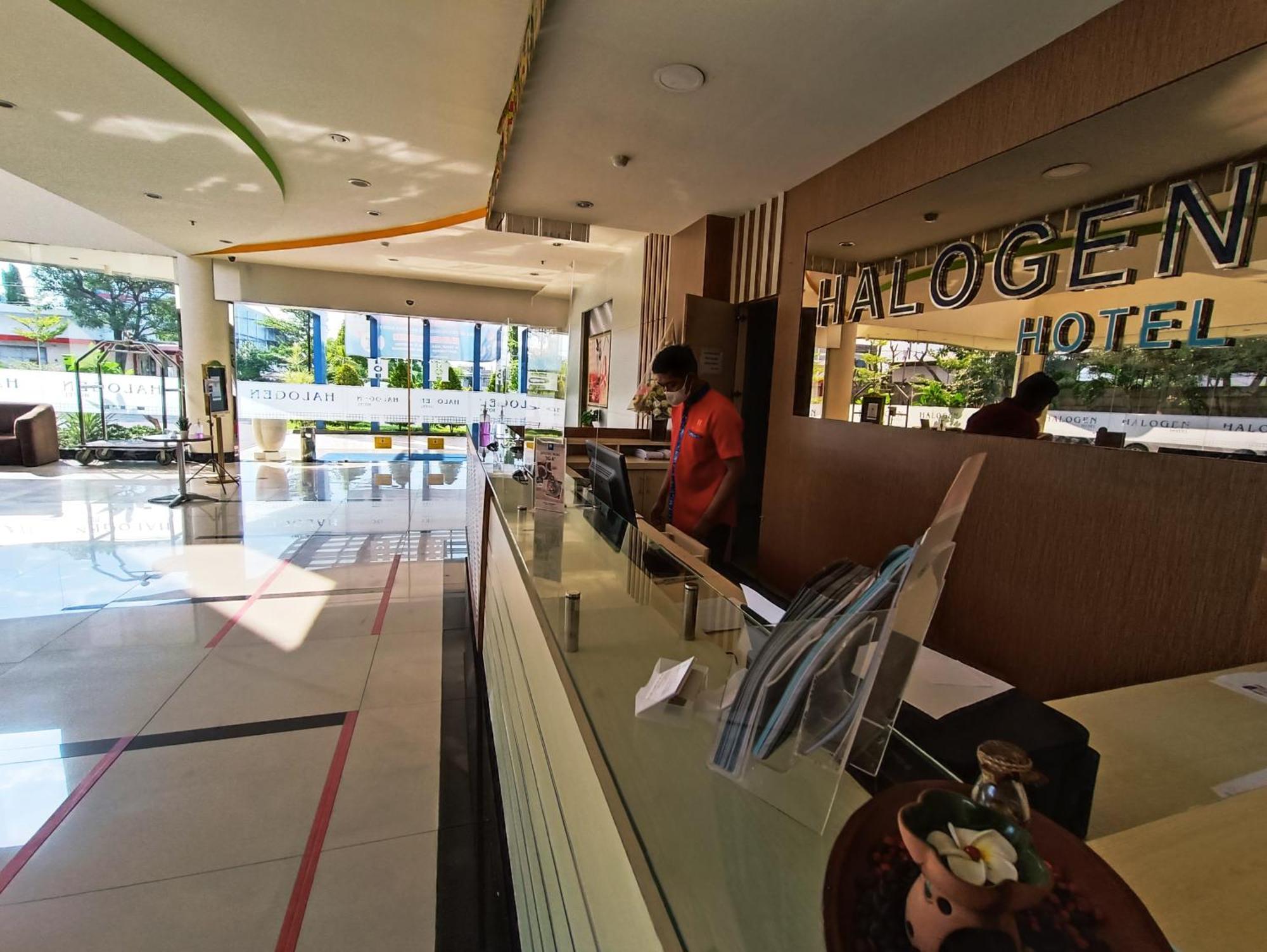 Halogen Hotel Airport Surabaya Сідоарджо Екстер'єр фото
